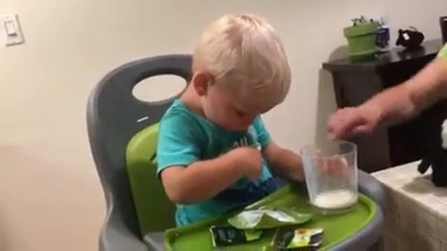 Андрюша учится пить из стакана (1y5m) смотреть онлайн