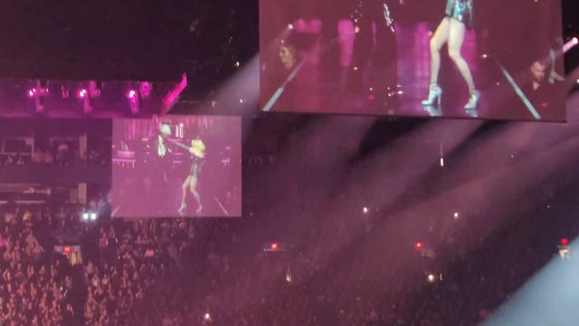 Madonna - Vogue (The Celebration Tour / Live In Phoenix) смотреть онлайн