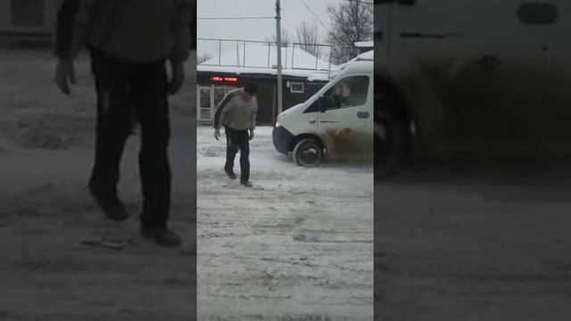 Вот так чистят снег в Краснодаре. смотреть онлайн