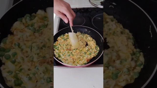 неймовірно смачний суп з зеленим горошком, свинними реберцями і лапшею.