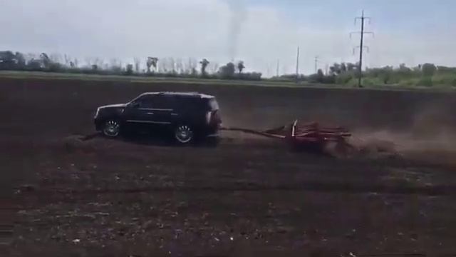 Когда ломается трактор, нормальные башкирские фермеры боронуют поле на Cadillac Escalade смотреть онлайн