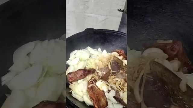 Готовлю плов в печи собственного изготовления. Казан 22 литра. смотреть онлайн