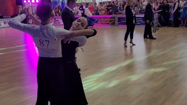 Квикстеп. Маша и Дима. Турнир ЮЖНАЯ СТОЛИЦА 7.10.23 Номер 87 Дети2 смотреть онлайн