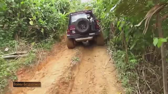 SUZUKI VITARA 4x4 Escudo и его напарник JLX по бездорожью в тропическом лесу. смотреть онлайн