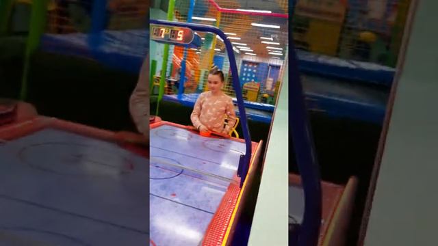 🍬🍭🥅 Аэрохоккей. Весёлая игра. Чем занять детей. Играем на конфетки. смотреть онлайн