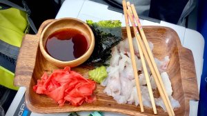 Поймали окуня и сразу съели его в лодке