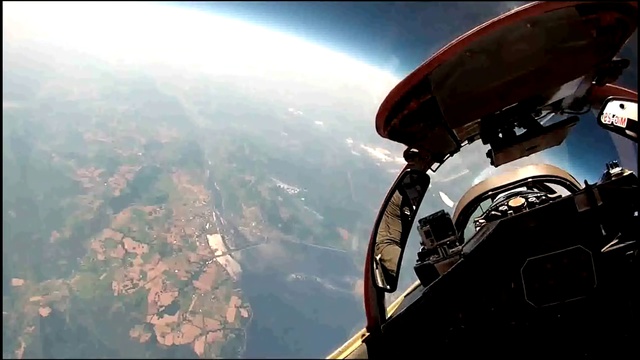 乘坐为普通民众提供的米格29飞行！乘坐米格29飞上平流层并体验特技飞行