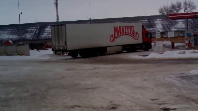 Лось на заправке.3gp смотреть онлайн