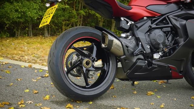 The modern day Suzuki GSX-R750? Ducati Panigale V2 vs MV Agusta F3RR | MCN смотреть онлайн