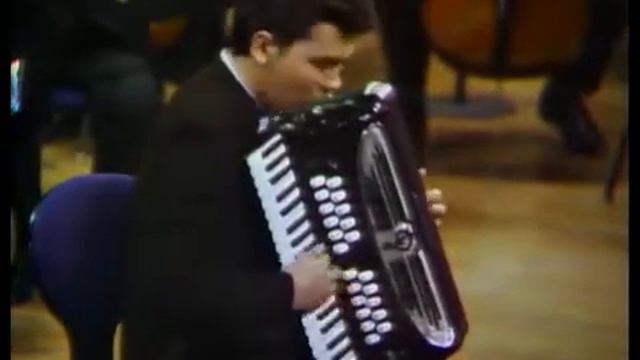 Stephen Dominko accordion plays Chopin concerto no 2 3rd mvt смотреть онлайн