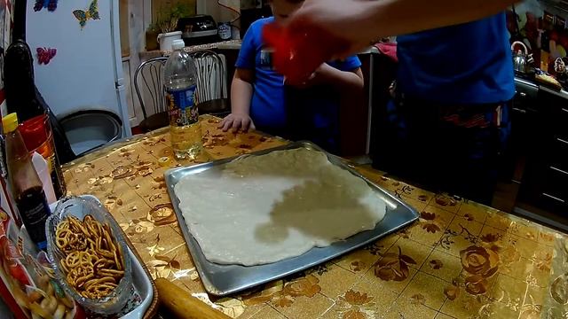 На самоизоляции , готовим пиццу . Коронавирус (COVID 19 )