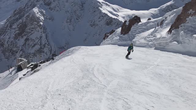 2018_красивый солнечный спуск в горах