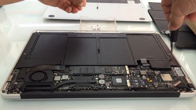 How To Replace the Battery in a Macbook Air 2011 A1466 смотреть онлайн