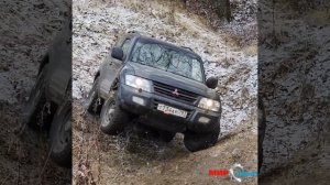 Mitsubishi Pajero 3 на МТ резине выезжает из оврага по льду снег бездорожье Митсубиши Паджеро 4