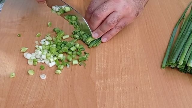 ЖАРЕНАЯ КУРИЦА С КАРТОШКОЙ В КАЗАНЕ НА КОСТРЕ! смотреть онлайн
