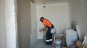 Покраска стен краскопультом.