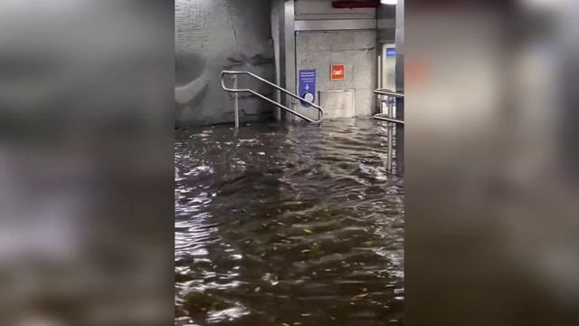 Chaos in the capital of Spain! The Madrid metro is flooded! Storm Efrain смотреть онлайн