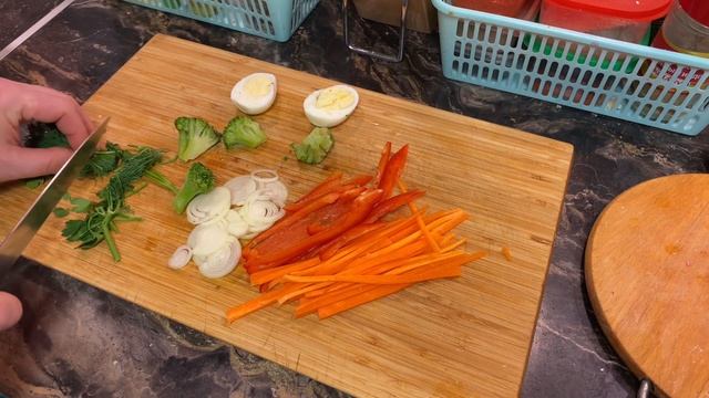 РАМЕН + ЛАПША ПРИГОТОВЛЕННАЯ СВОИМИ РУКАМИ. смотреть онлайн