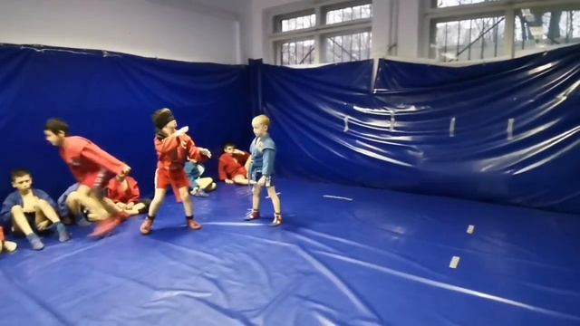 БОРЬБА С ЗАВЯЗАННЫМИ ГЛАЗАМИ ИЛИ БОРЬБА ВСЛЕПУЮ ЧАСТЬ 2.САМБО ДЕТИ смотреть онлайн