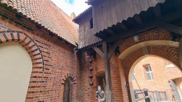 Замок в Мальборке - самая большая кирпичная крепость в мире! смотреть онлайн