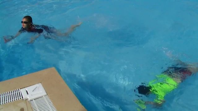 Летние игры Сюрприз в Бассейне Поиск Предметов Челлендж смотреть онлайн