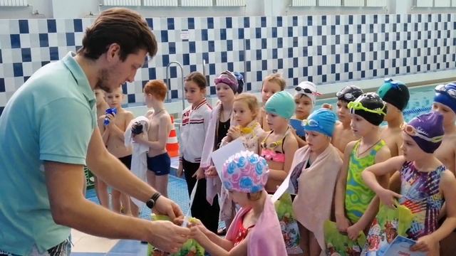 Плавание 25 м на спине в 7 лет. 1 класс / 25 meters backstroke swimming at 7 years old смотреть онлайн