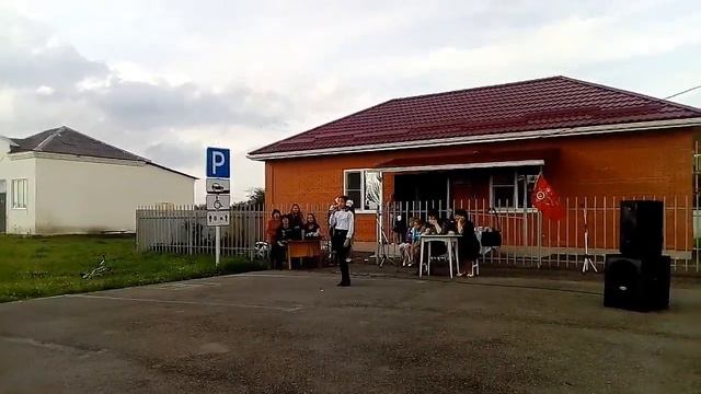 Красиво поёт песню ах мамочка