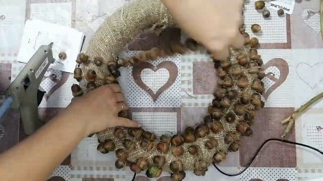 Поделка в детский сад Осенний венок из природных материалов из желудей каштанов грецких орехов шише смотреть онлайн