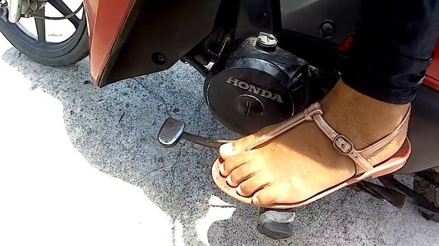 POSICIONAMENTO CORRETO DOS PÉS /COMO FAZER A TROCA DE MARCHA NA BIZ e COMO ACHAR O NEUTRO DA BIZ. смотреть онлайн