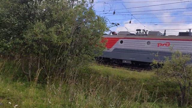 Сплотка электровозов "Ермак" 2ЭС5К-230 и 393,проходят станцию Апатиты, 30.08.23г.! смотреть онлайн