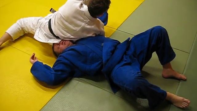 Уход с удержания поперек с "ножницами" ногами и переворотом. смотреть онлайн