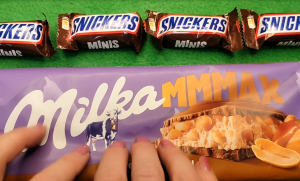 Огромная и вкусная шоколадка и Сникерс!