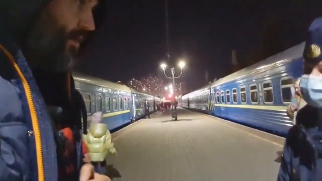 Как уехать поездом без сертификатов. Надежный журналист сел в поезд без всяких справок. Что копы? смотреть онлайн