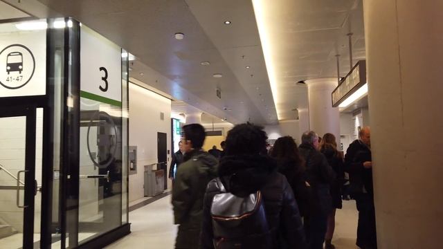 Downtown Toronto Walk - A New Working Piano Staircase + The PATH & Union Station At Rush Hour - 4K смотреть онлайн