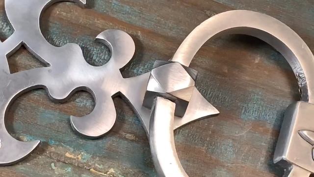 “Emile Auvergne” Satin Chrome Fleur De Lys Door Knocker смотреть онлайн