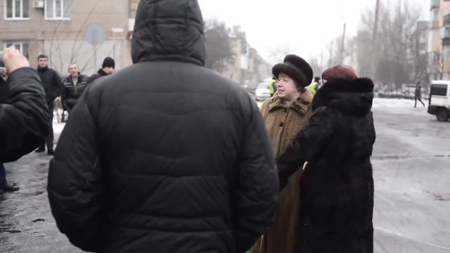 Горловка Антимайдан Как толпа митингующих кричат геть единственной женщине смотреть онлайн