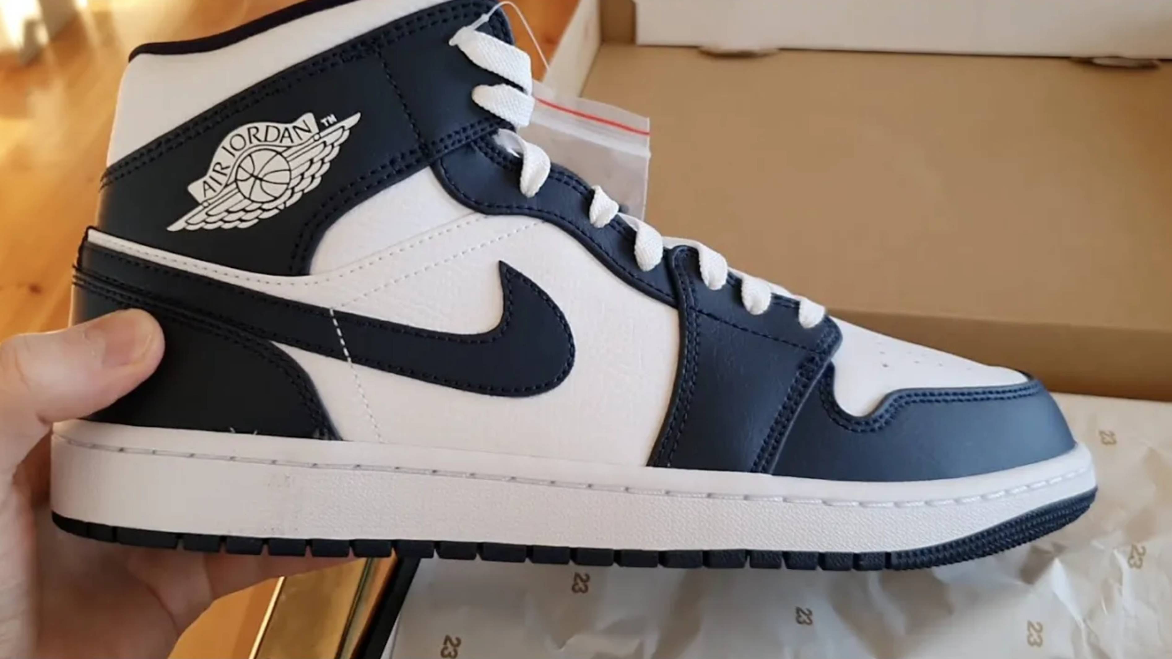 Распаковка и осмотр кроссовок Air Jordan 1 Mid.