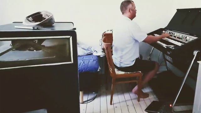 Statisk Statistik -impro on my Crumar organ (Hammond clone) смотреть онлайн