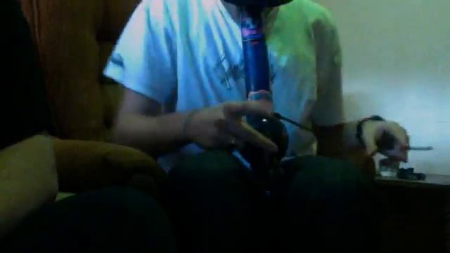 XIN Takes a Hit From The Bong смотреть онлайн