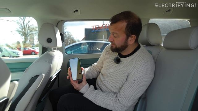 How to use a Tesco Pod Point charger | Electrifying Explains смотреть онлайн