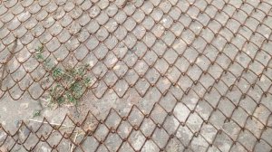 Режем сетку рабицу "руками"