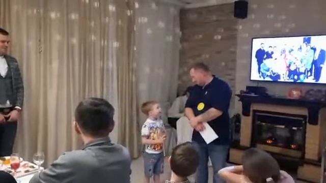 милая сценка Малыш и Карлсон на юбилее бабушки. смотреть онлайн