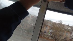 Створка окна при открывании откидывается ПОЧЕМУ?