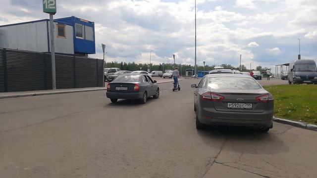 Самокат Yokamura тянет за собой Hyundai Accent смотреть онлайн