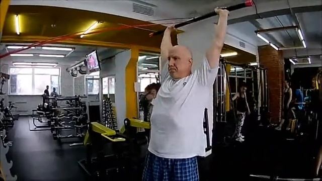 Жим стоя с эспандером резиновым / #нормально_делай_нлрмально_будет смотреть онлайн