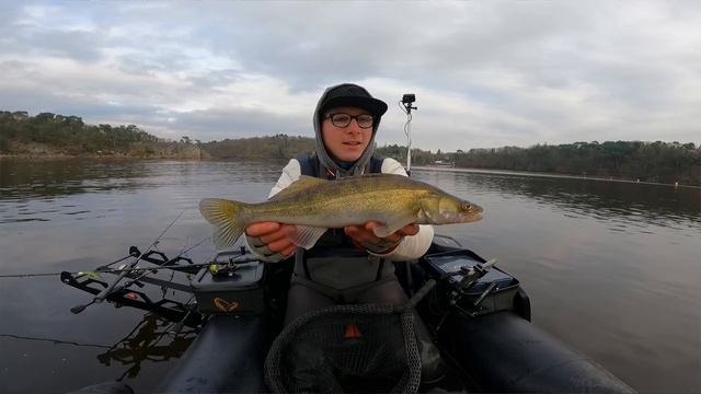 Pêcher et manger pendant l'hiver, notre dernière chance pour capturer le gros poisson !!! смотреть онлайн