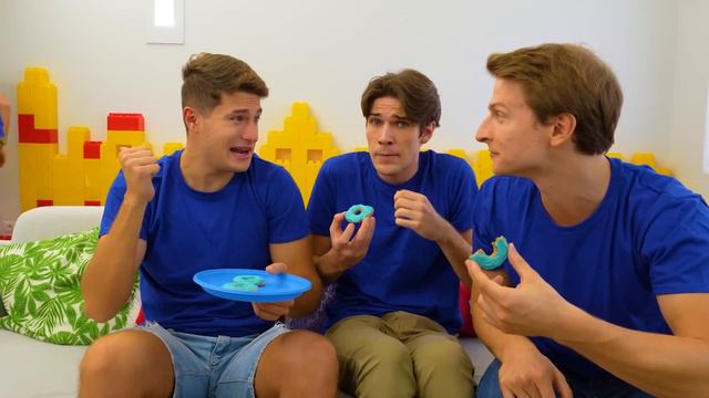 MANGIAMO SOLO CIBO DI COLORE ROSA vs BLU CON TUTTI I NOSTRI AMICI PER 24 ORE!🍭 смотреть онлайн