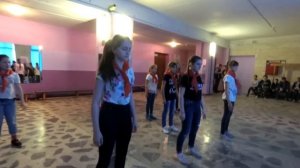 День пионерии. Дети танцуют флешмоб, выученный за 2 репетиции.