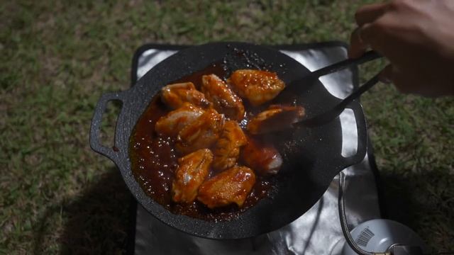 ?바다 앞 잔디 밭 노지캠핑⛺️ㅣ매운매운닭날개구이+번데기탕에 새로 나온 한라산 소주