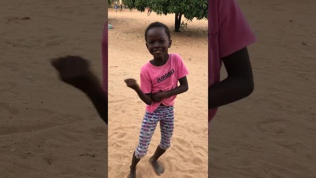 Gorgeous dancer in Thiès in Senegal смотреть онлайн